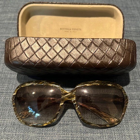 Bottega Veneta sunglasses with case - Picture 1 of 4